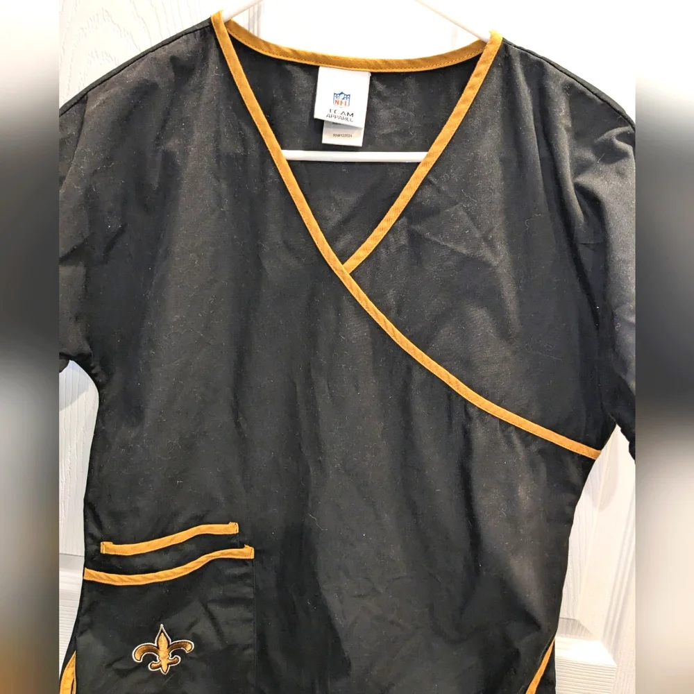 NFL Team Apparel New Orleans Saints Short Sleeve Scrub Shirt - Picture 3 of 10
